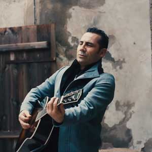 ترجمه seyyah olup su alemi gezerim